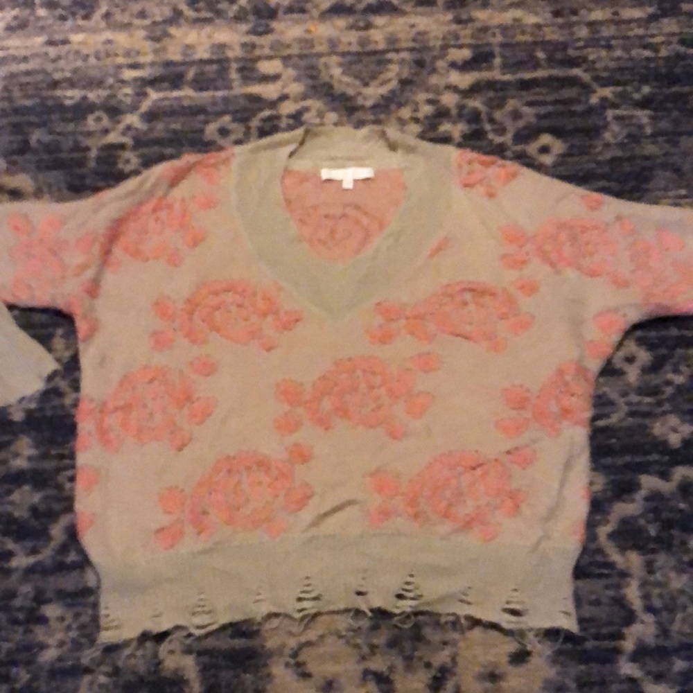 Karlie distressed hem v neck sweater pretty peach colored flowers M